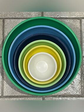 Colorful Nested Mixing Bowls - Green, lite, Dark Blue, Lite green, Yellow, White